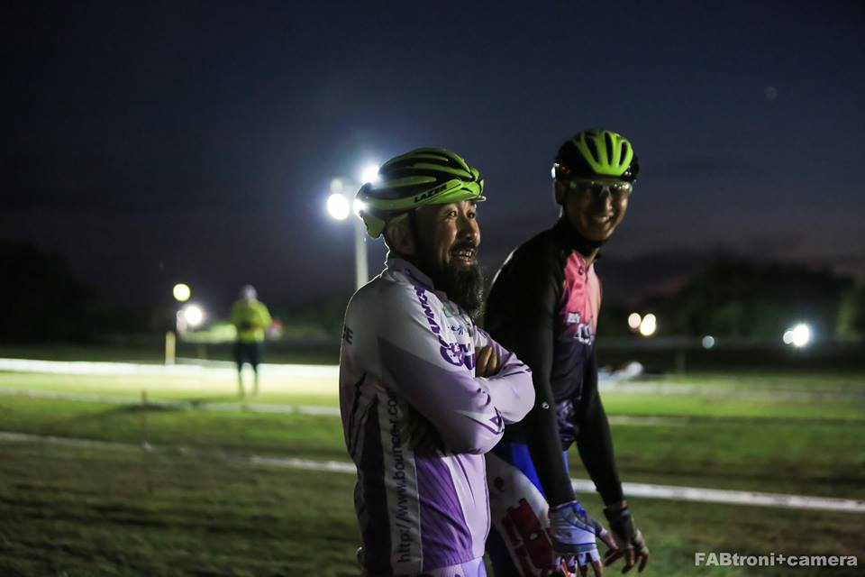 夕方から夜に変わる時間帯に行われたエンデューロ。ピットでチームメイトを待つ時間も楽しい。Photo by Kensaku SAKAI(FABtroni+camera)