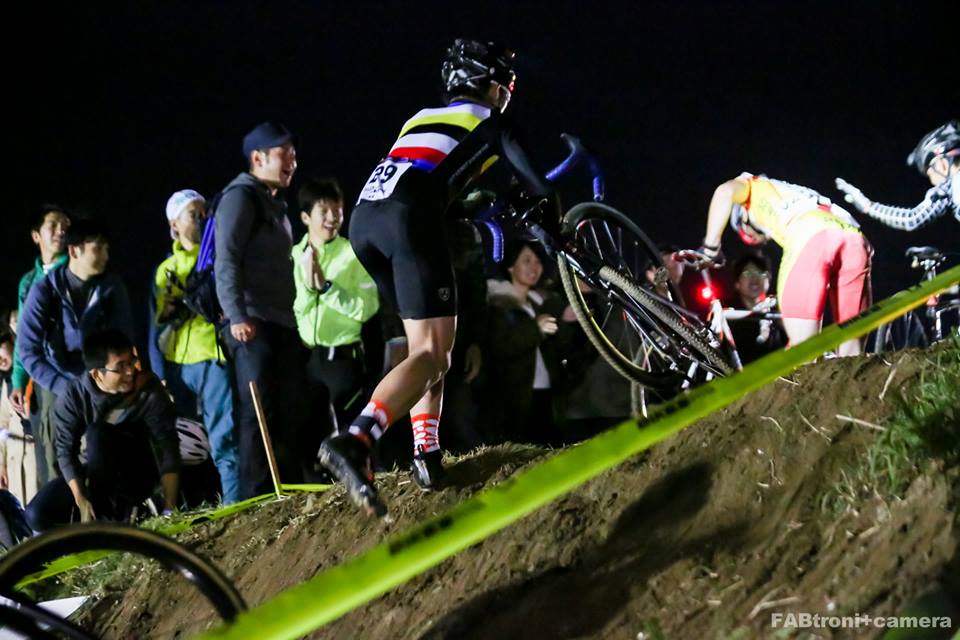 クラッシュしても、この選手とお客さんの一体感で盛り上がる。Photo by Kensaku SAKAI(FABtroni+camera)