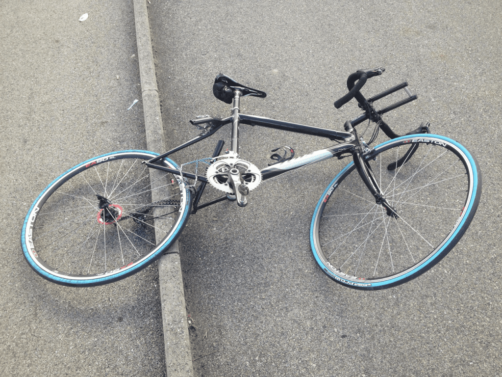 自転車で事故になるとこんな風になりそうです。