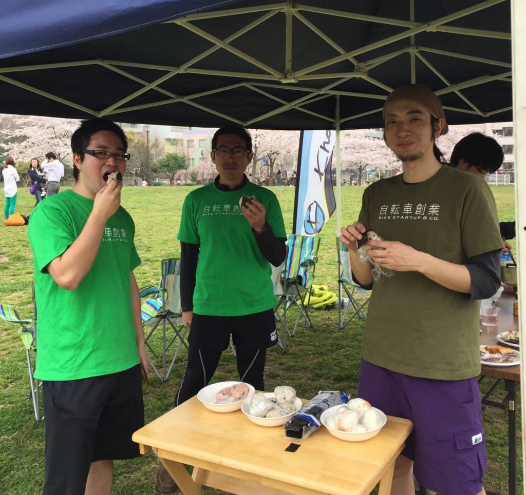 8休憩ポイントでおにぎり食べている