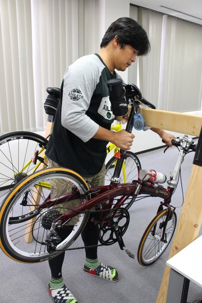 自転車はこのようにサドルの部分を引っ掛けます