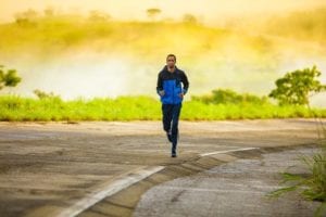 ランニングする男性