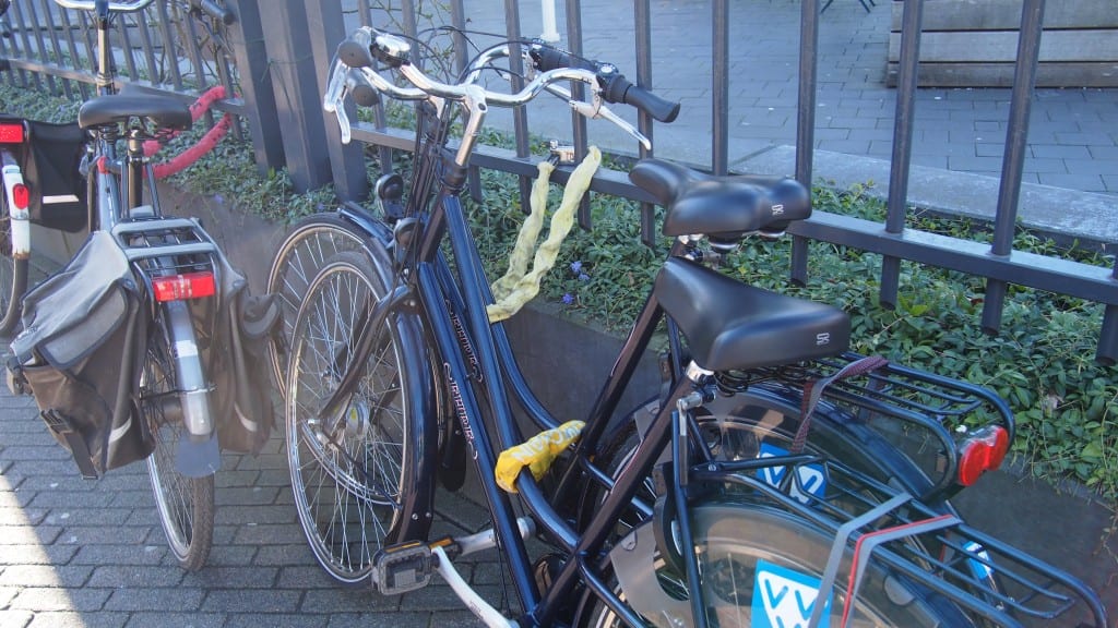 （鎖状の太カギと自転車本体付属のカギの2つを徹底することがお決まりの盗難防止策。）