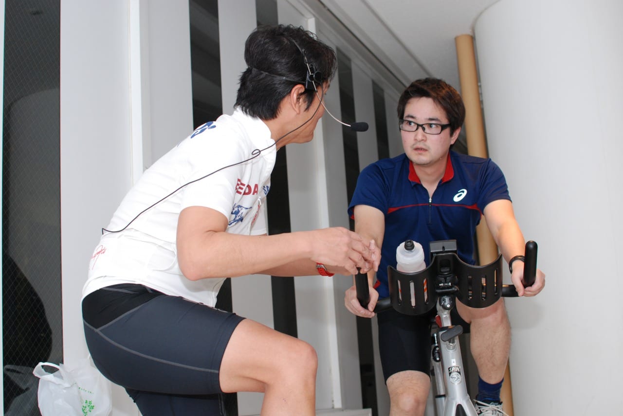 トレーニング開始。大塚さんが教室内をまわって一人一人フォームをチェック