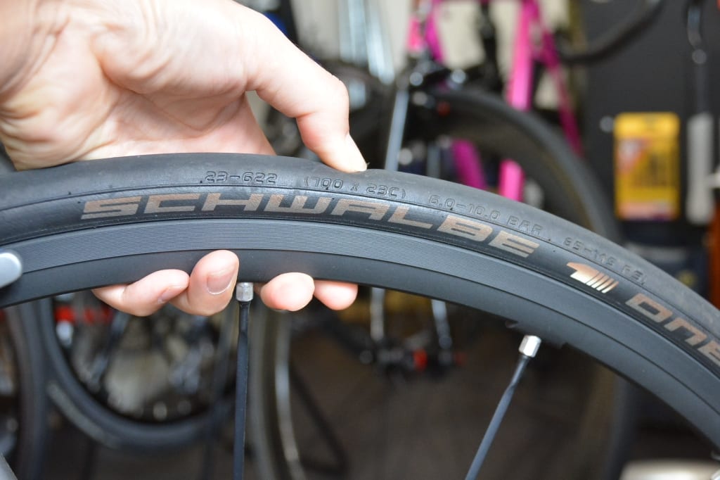 ロードバイクに空気を入れるシーン