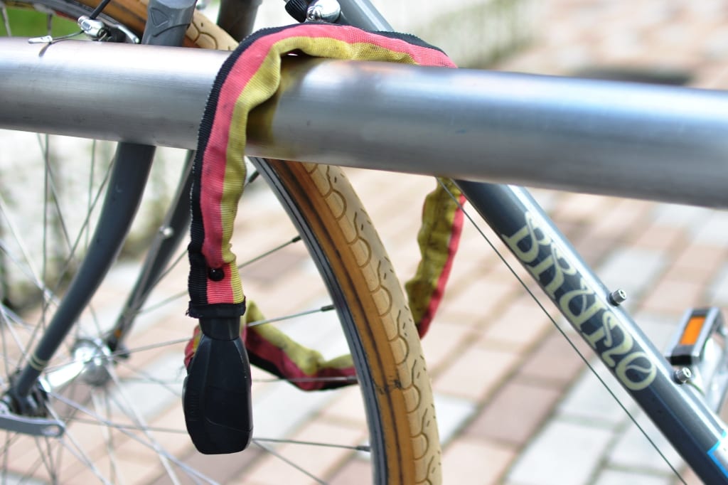 自転車に鍵をかける