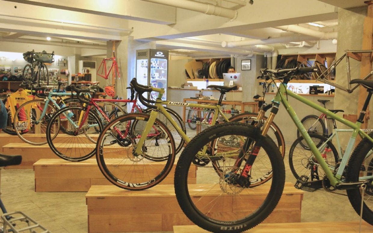 クロモリバイクが中心の品揃え。