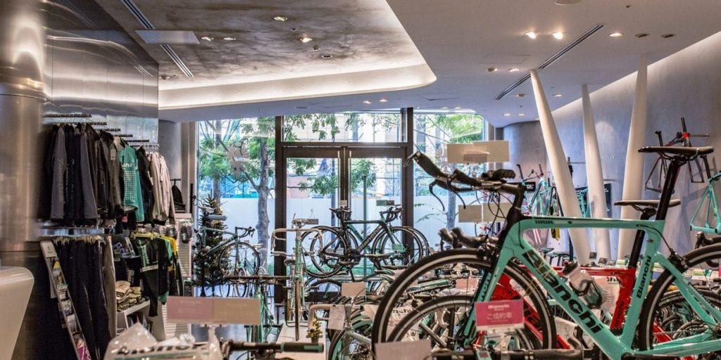 世界初のコンセプトストアとなった外神田店をはじめ、直営店は「ビアンキ バイクストア」と称し展開される。写真はフラッグシップストアとなる丸の内店。LINK:BIANCHI STORE