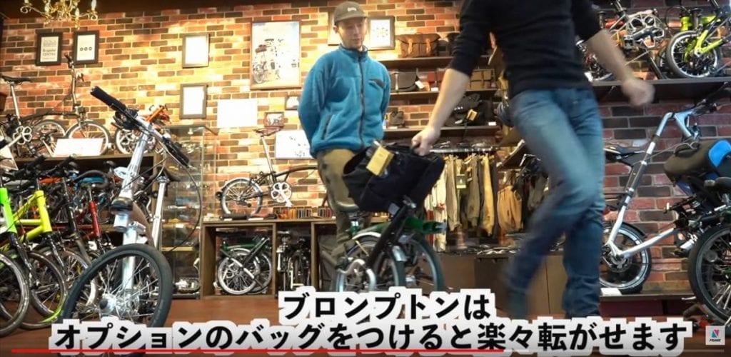オプションのバッグをつけると取っ手が高い位置に来てくれるので楽に転がせます。