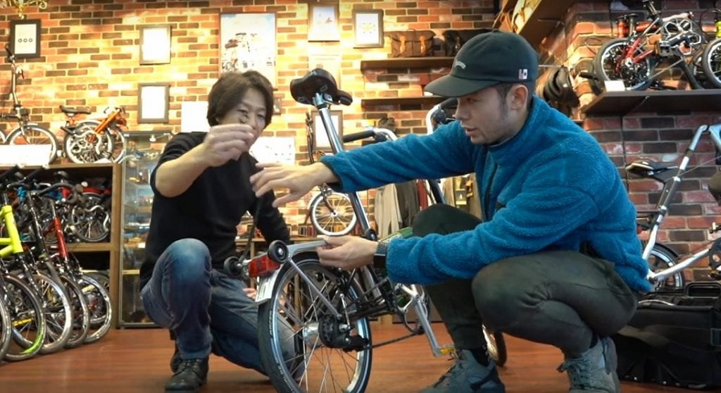 キャリアにはゴムがついているので、しっかりと荷物を止められます。