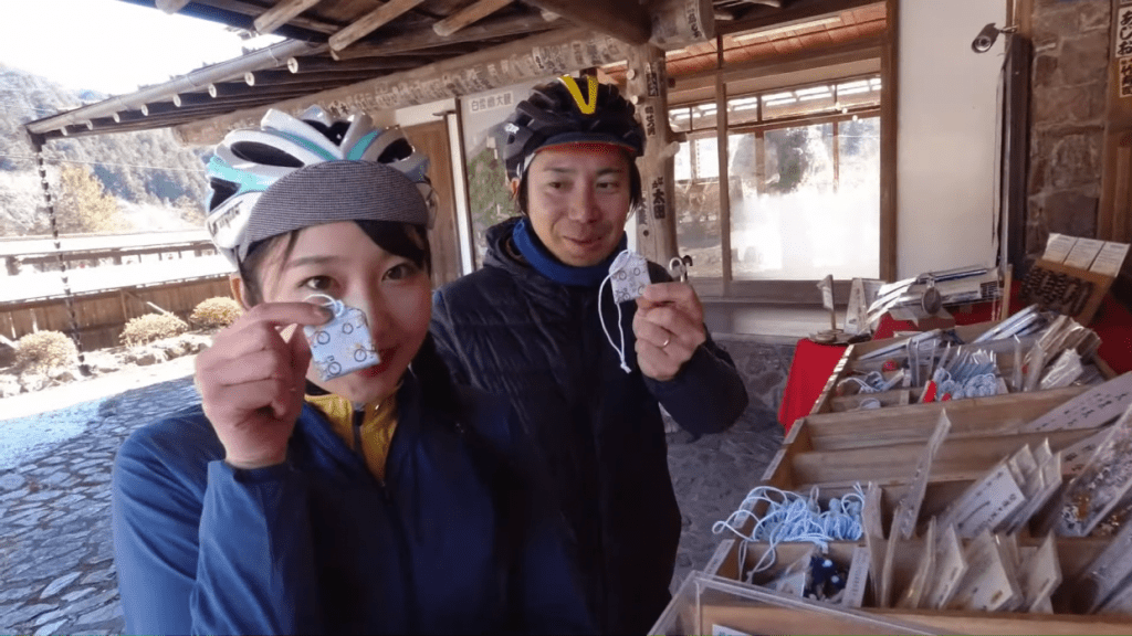 お守りは青とピンクの2種類