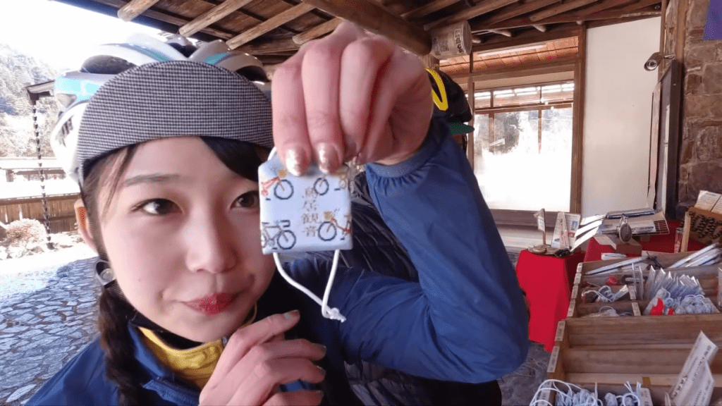 表と裏では柄が違います。いろんな自転車がかわいいですね。