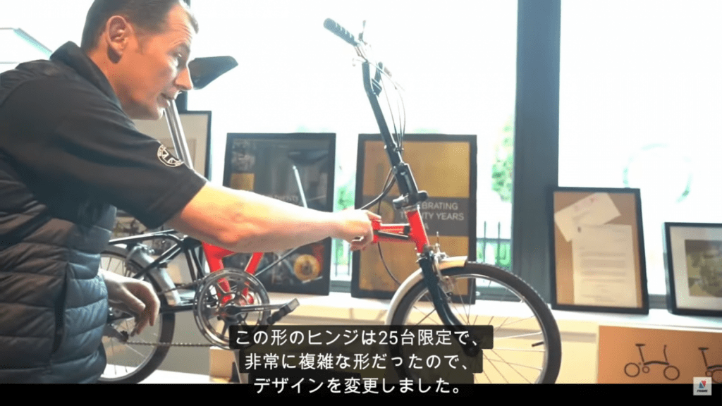 「ヒンジを見てください。特にクランプ部分。珍しい形のクランプでしょう？」