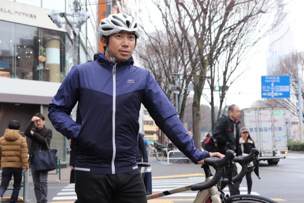 MOVE ACTIVE CYCLE ジャケットを着用したイマオさん
