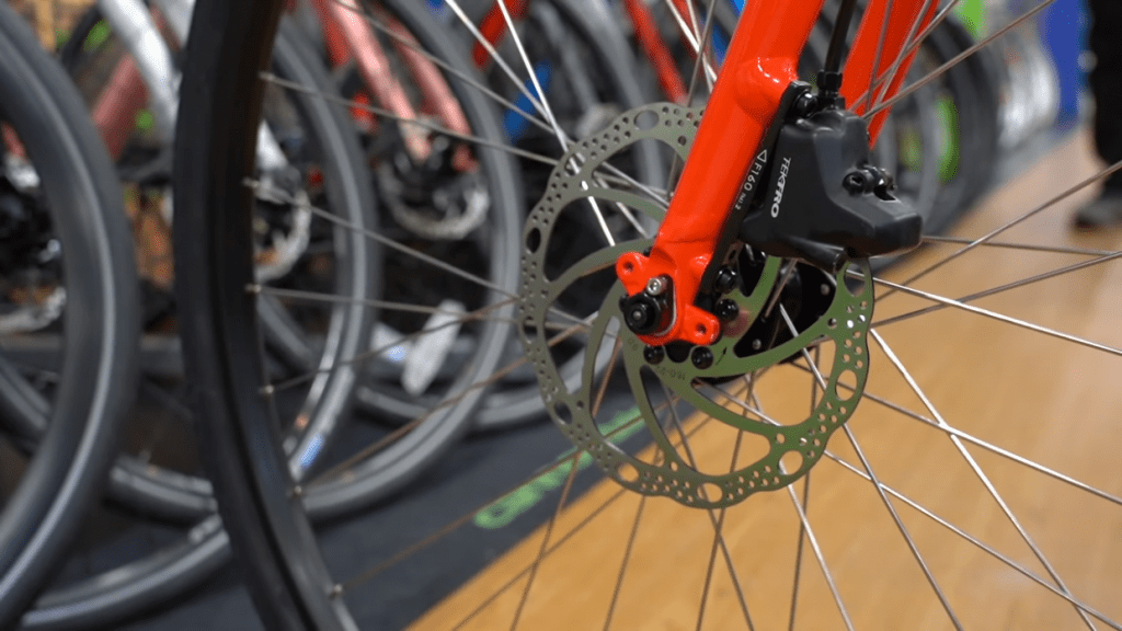 クロスバイクもディスクブレーキつきが増えている。
