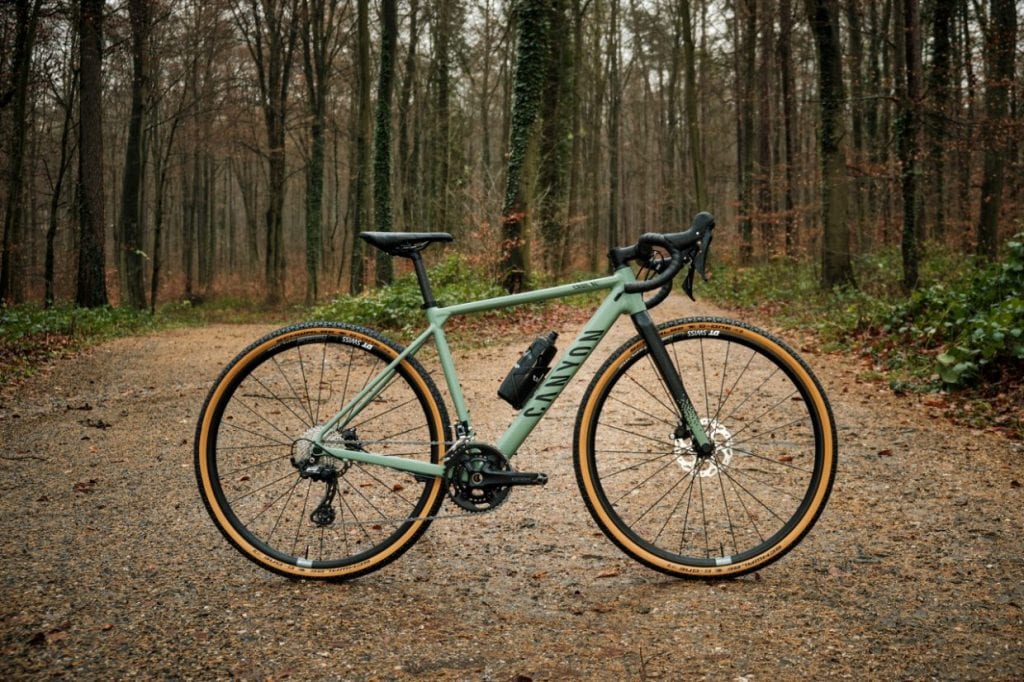 GRAIL ALの新色：Flat Green。トレンドをバッチリ抑えたアースカラーだ。グラベルはもちろん、街乗りでも人気者間違いなし。