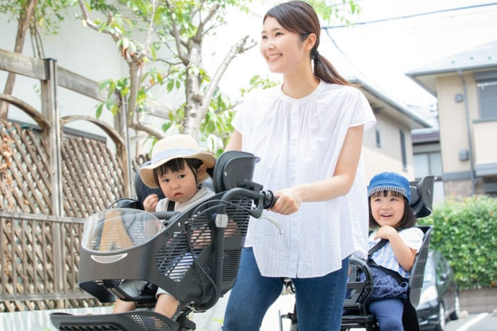 *）写真はイメージ、子どもはヘルメットをかぶせましょう