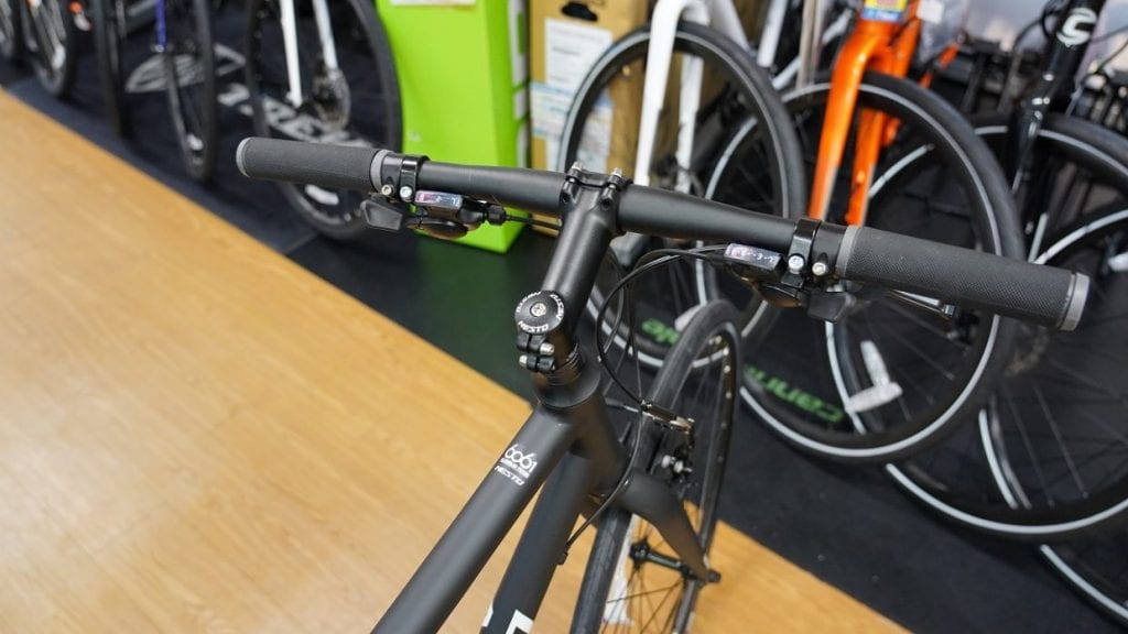 クロスバイクの特徴フラットバーハンドル