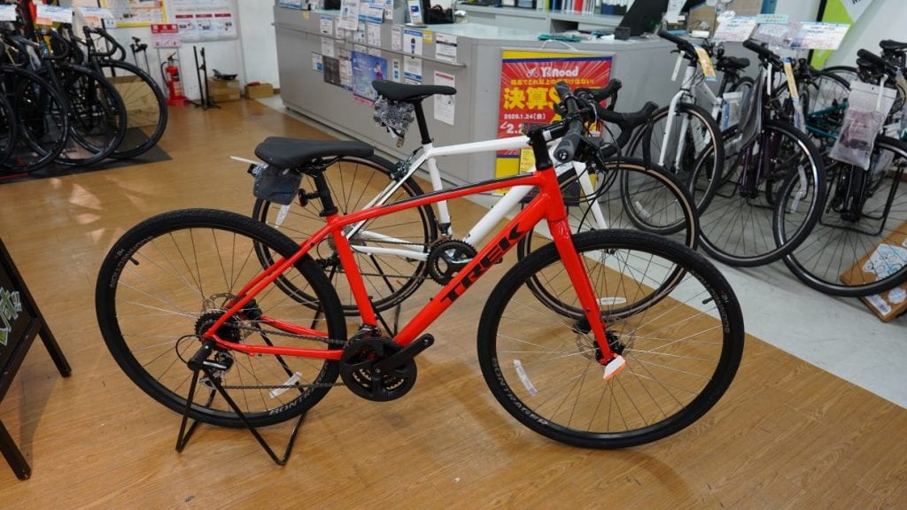 （奥） Cannondaleロードバイク （手前）TREKクロスバイク