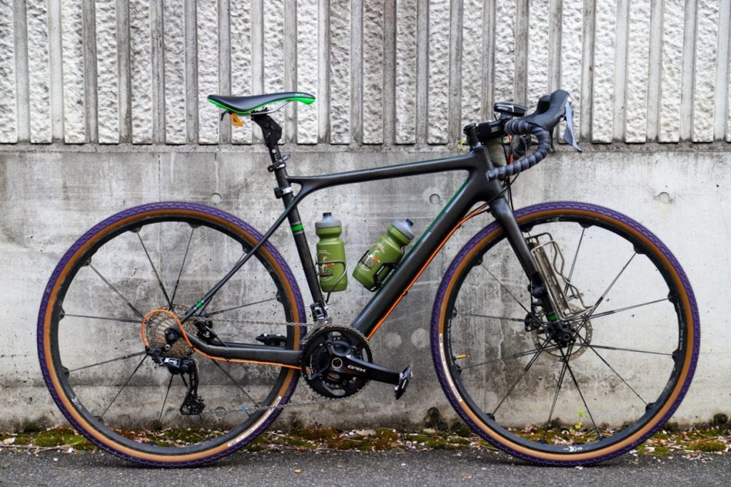 グラベルロードバイク GT GRADE CARBONです。1.ロードバイクと比べてタイヤ幅が太く　2.ディスクブレーキを採用しており　3.リラックスしたポジション（前傾姿勢が緩めで上半身が起きた状態）で乗ることができます。