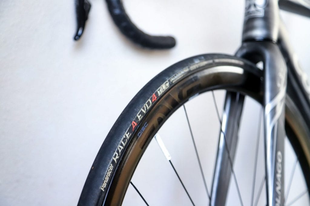 こちらはロードバイクのタイヤ。細身で軽量、転がり抵抗が少なく、速度を出しやすいのが特徴です。一方で扱いはやや繊細で、ブロック点字タイルの上やマンホールの上など、滑りやすい状況、路面が不安定な状況では注意が必要です。