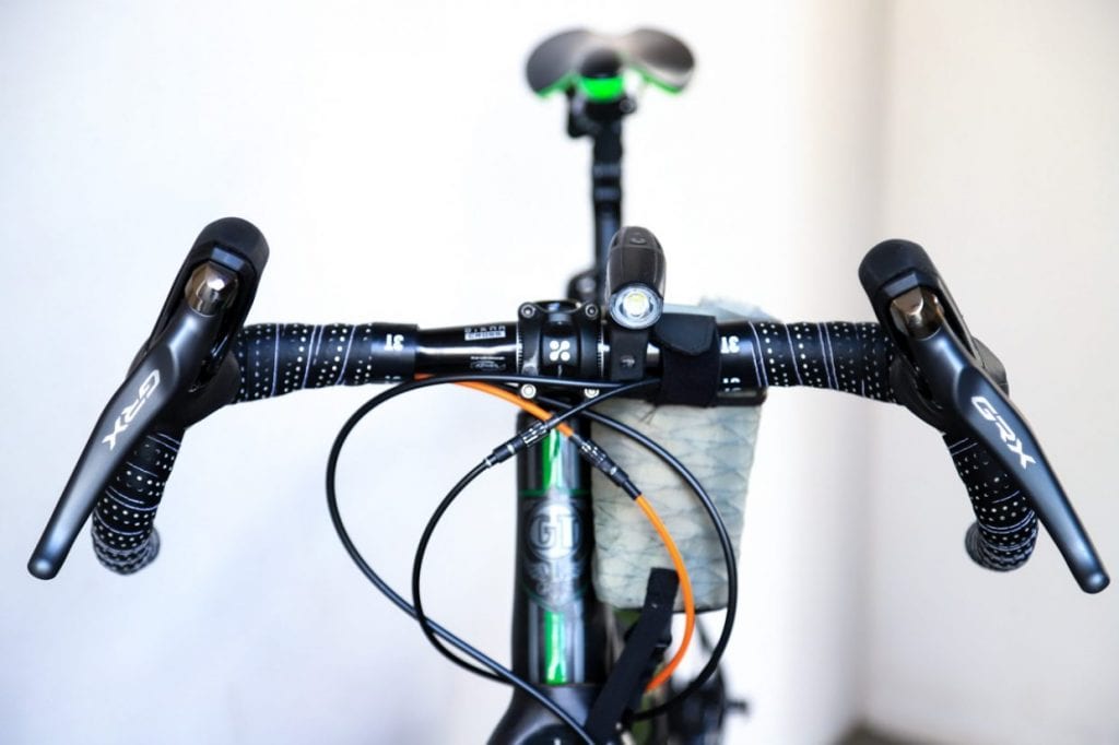 もう一つの特徴がこのハンドル幅の広さです。一般的なロードバイクに比べて4cm〜8cm前後、幅広に作られているモデルが多く、ハンドル幅を広げることでカーブの時の安定感が増したり手を置く場所が増えるといったメリットがあります。
