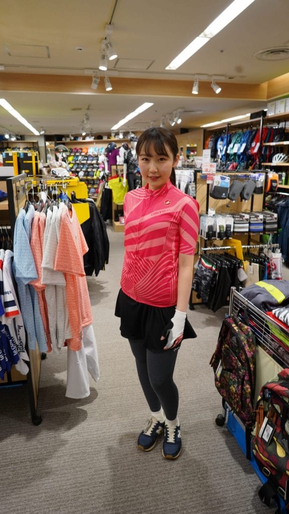 カステリのピンクのジャージにスカートを合わせたガーリーなスタイル。