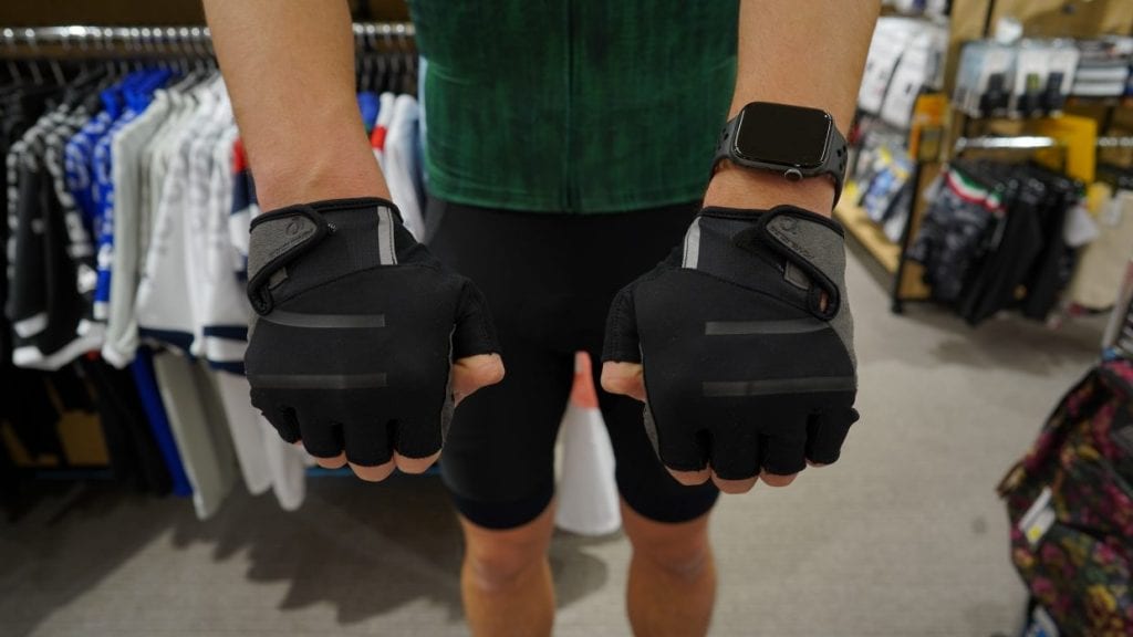 PEARL IZUMI ビジョングローブ 手首のベルクロでフィット感を調節できる。