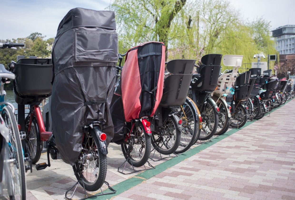 寒くなってくると常時レインカバー着用の自転車もだんだんと増えてくる