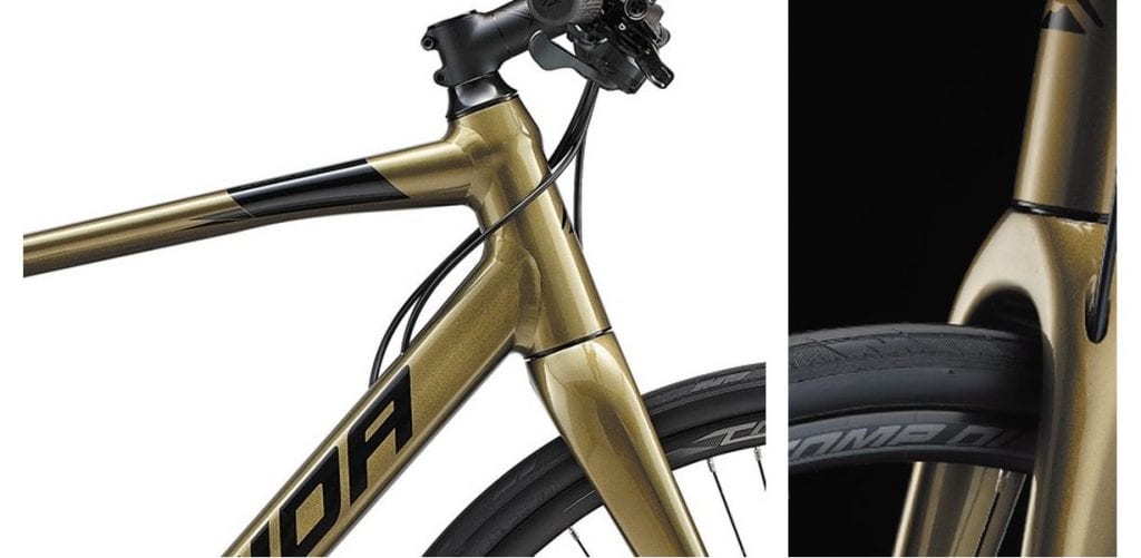 2019年モデルまではリアブレーキケーブルがトップチューブを沿って配置されていたが、本年度モデルからダウンチューブに全て内装される。シリーズを通してカーボンフォークを採用し、32Cタイヤを装備。”速くて快適”を体現している。