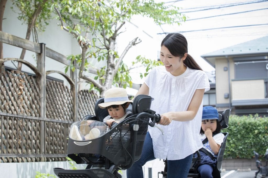 子供を2人乗せるには「幼児2人同乗用自転車」が必要 ※写真はイメージ。子どもにはヘルメットを着用させましょう。