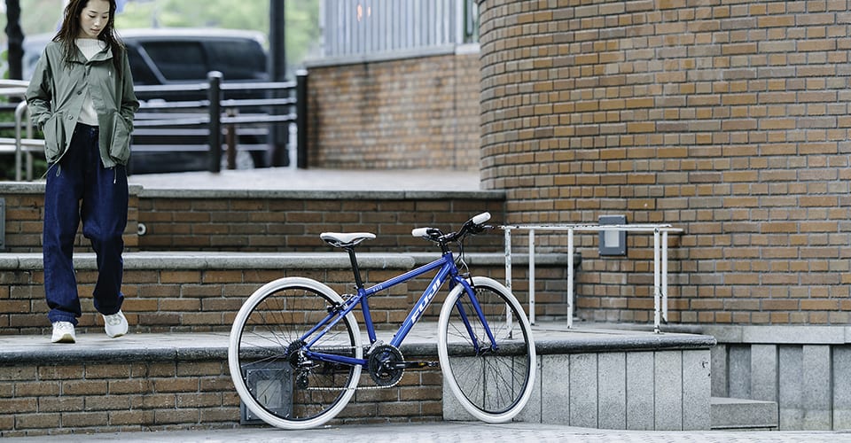 こちらはリムブレーキモデルのFine Blueカラー。写真はカスタム車だが、RAIZ DISCもハンドルはライザーバーだ。