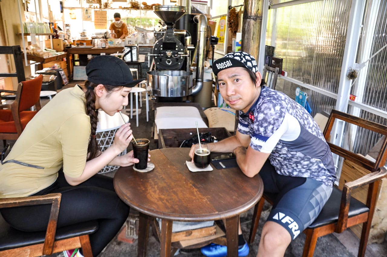 なみこさんは水出しコーヒー、イマオさんは濃いめの水出しコーヒーを炭酸で割った「コーヒーソーダ」を堪能中!
