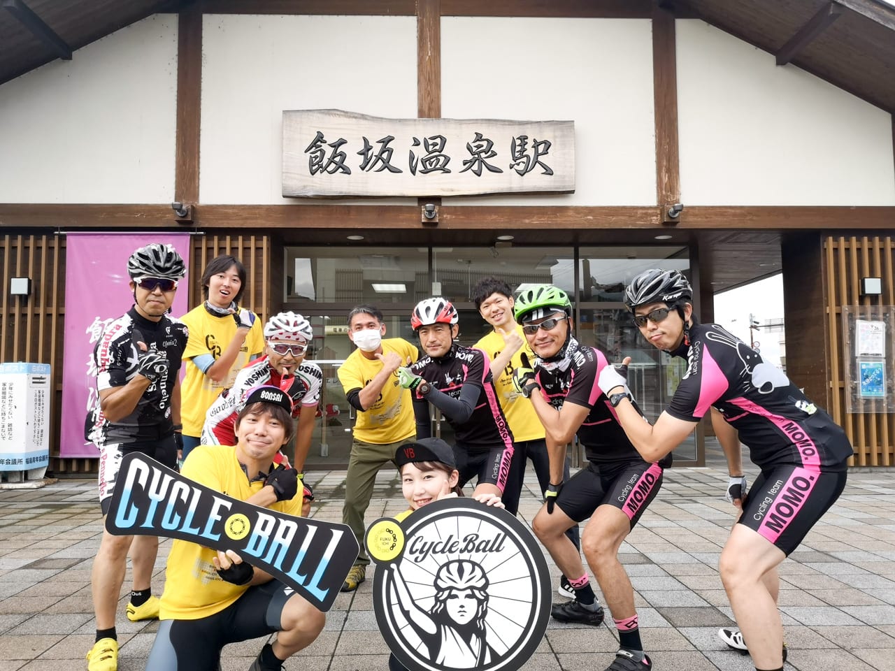 イマなみコンビと、同行する地元ライダーのみなさん。ニッコニコです、わくわく感がにじみでています。獲得標高2500m越えが待ってるというのに……