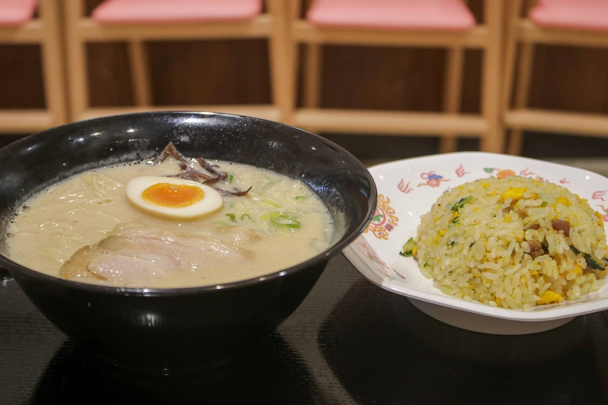 ラーメンとチャーハンのセット。意外と補給ポイントがあるので、食べすぎないのが吉