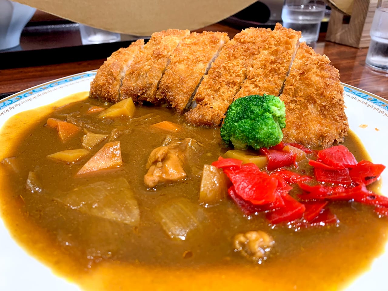 カレーは正義。雄大な景色を眺めながらほおばるカツカレーは絶対ウマイ。定番メニューのほかにも軍鶏汁や会津ラーメン、肉巻きおにぎりなんかもあります。
