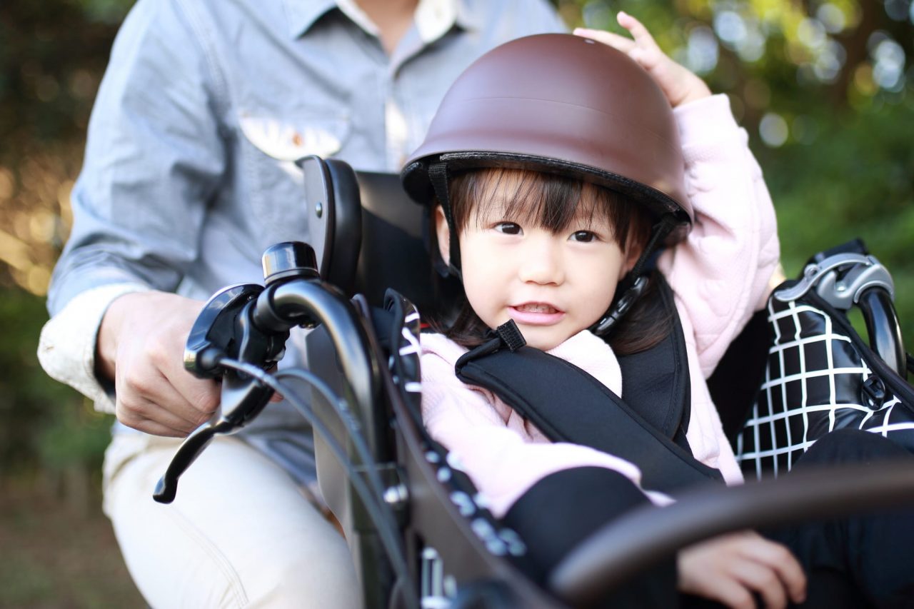 子供が自転車に乗るときは必ずヘルメットを着用させよう