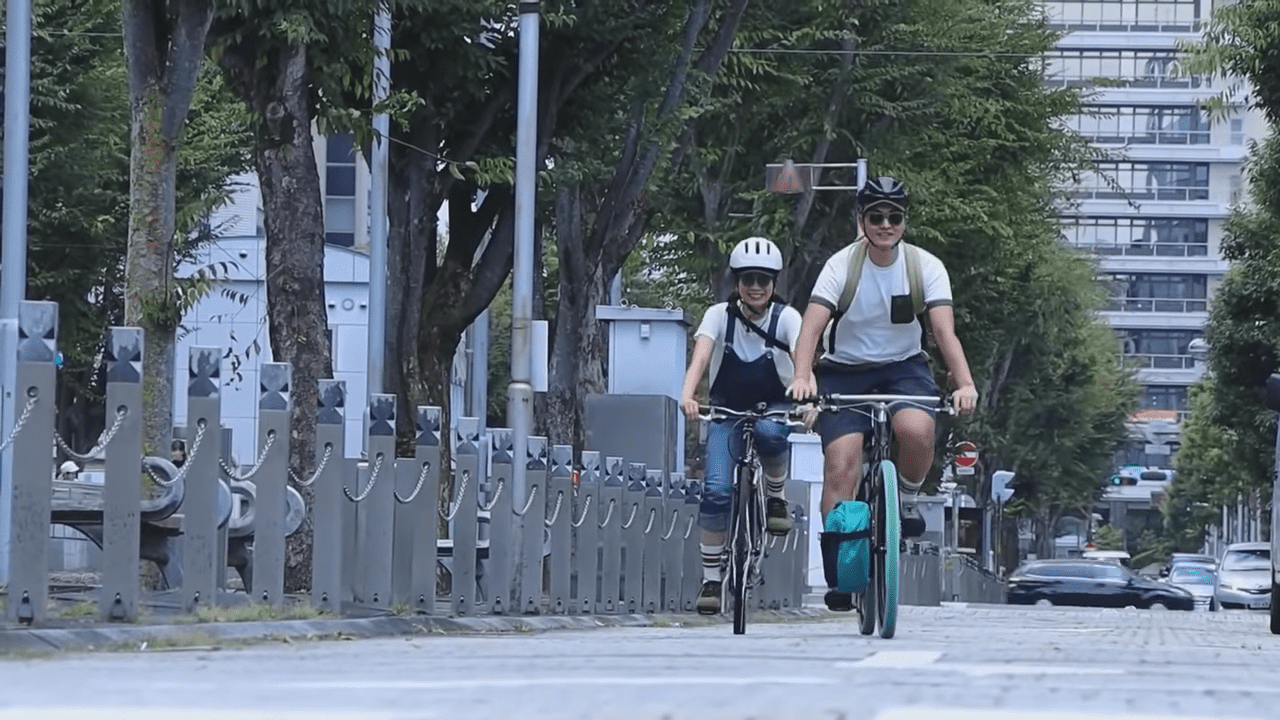 SLAK(スラック)を履いてサイクリング中のトランクさん、若葉さん