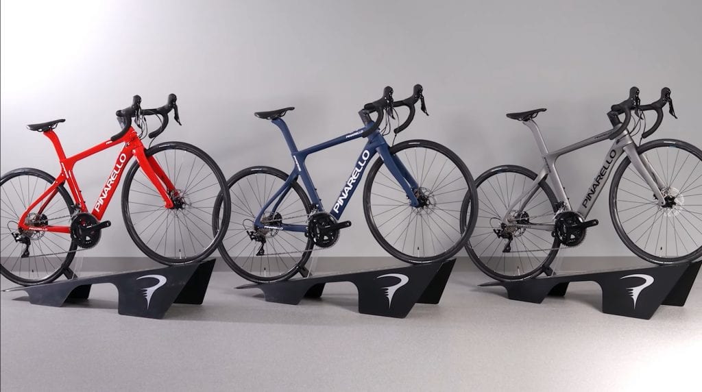 カラーは3種。左から、レッド(シャイニー仕上げ)、ブルースティール(マット)、グレースティール(マット)。
