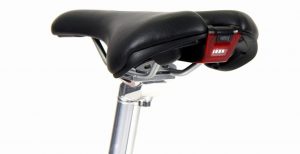 クッション性の高いサドルは、アクセサリをスマートに装着できるGIANT UNICLIPシステムを搭載。GIANT社のテールライト「NUMEN＋UNICLIP TL」（メーカー小売価格3,000円 税抜）が標準装備。