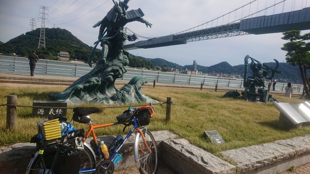 みもすそ川公園（山口県下関市）にある源義経と平知盛像 義経は八艘飛び、知盛は錨を担いだ姿で対峙しています。