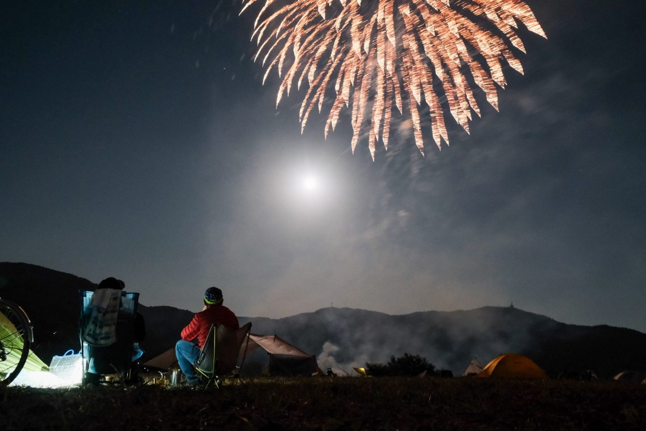 夜には本格的な花火が。