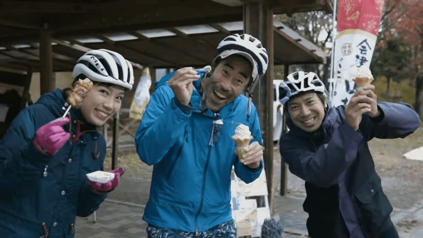 懸賞生活で一躍有名になったタレントのなすびさん(中央)