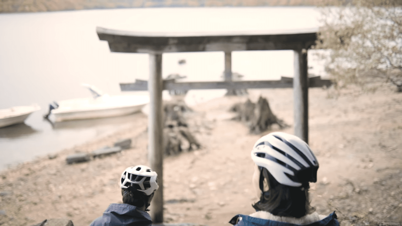 湖のほとりに鳥居が!隠れインスタ映えスポットです。