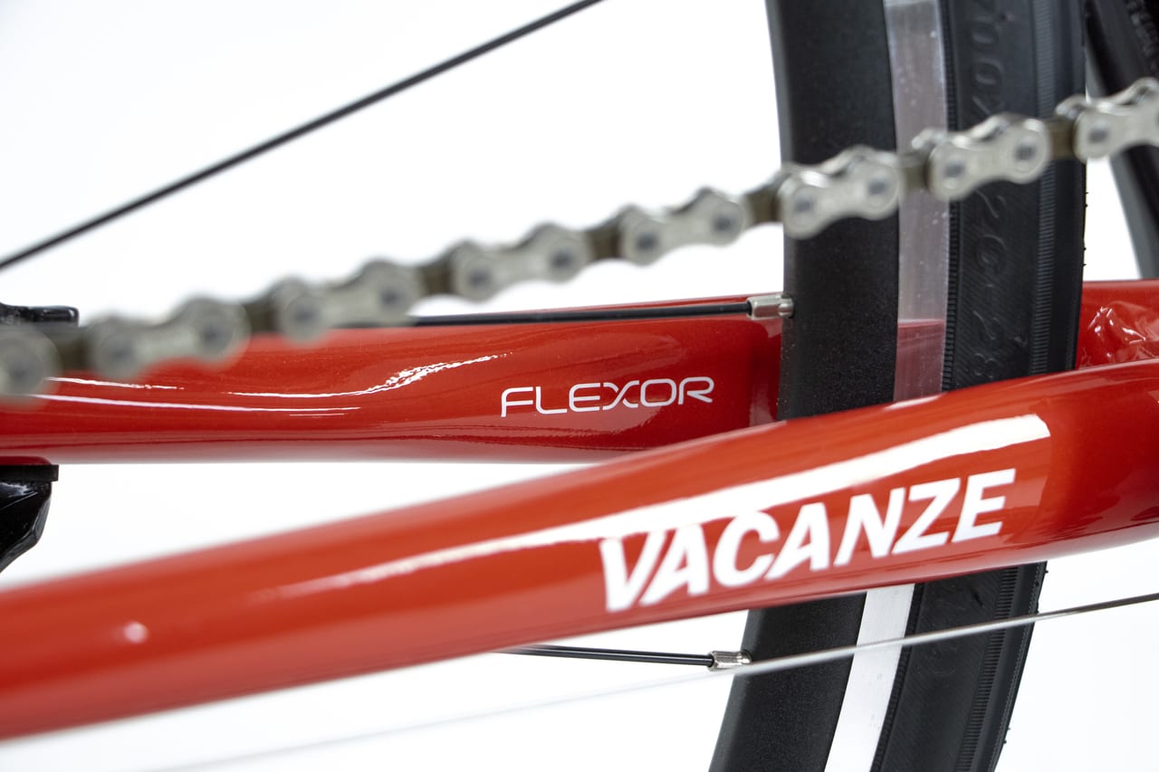 振動吸収機構 FLEXOR。リア部が縦 方向にしなることで快適性が向上