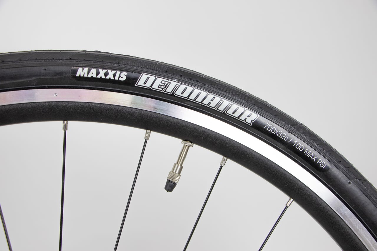 軽量なMAXXIS DERONATORタイヤ。バルブアダプターが付属