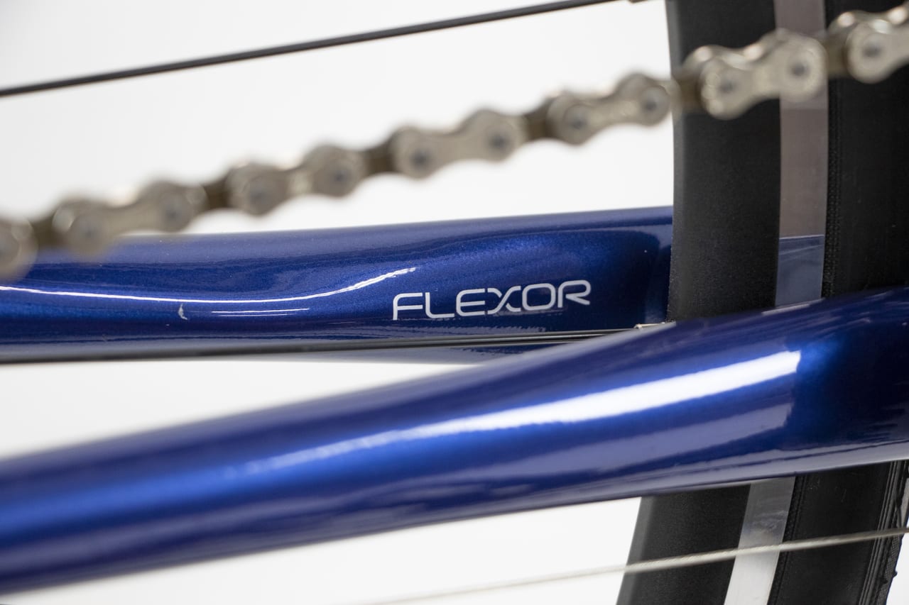 振動吸収機構 FLEXOR。リア部が縦方向にしなることで快適性が向上