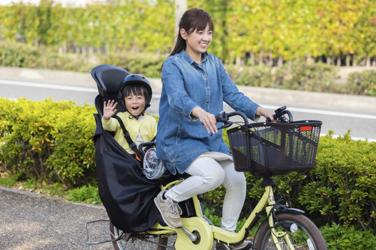 子供乗せ電動アシスト自転車は、送迎や買い物に大活躍する