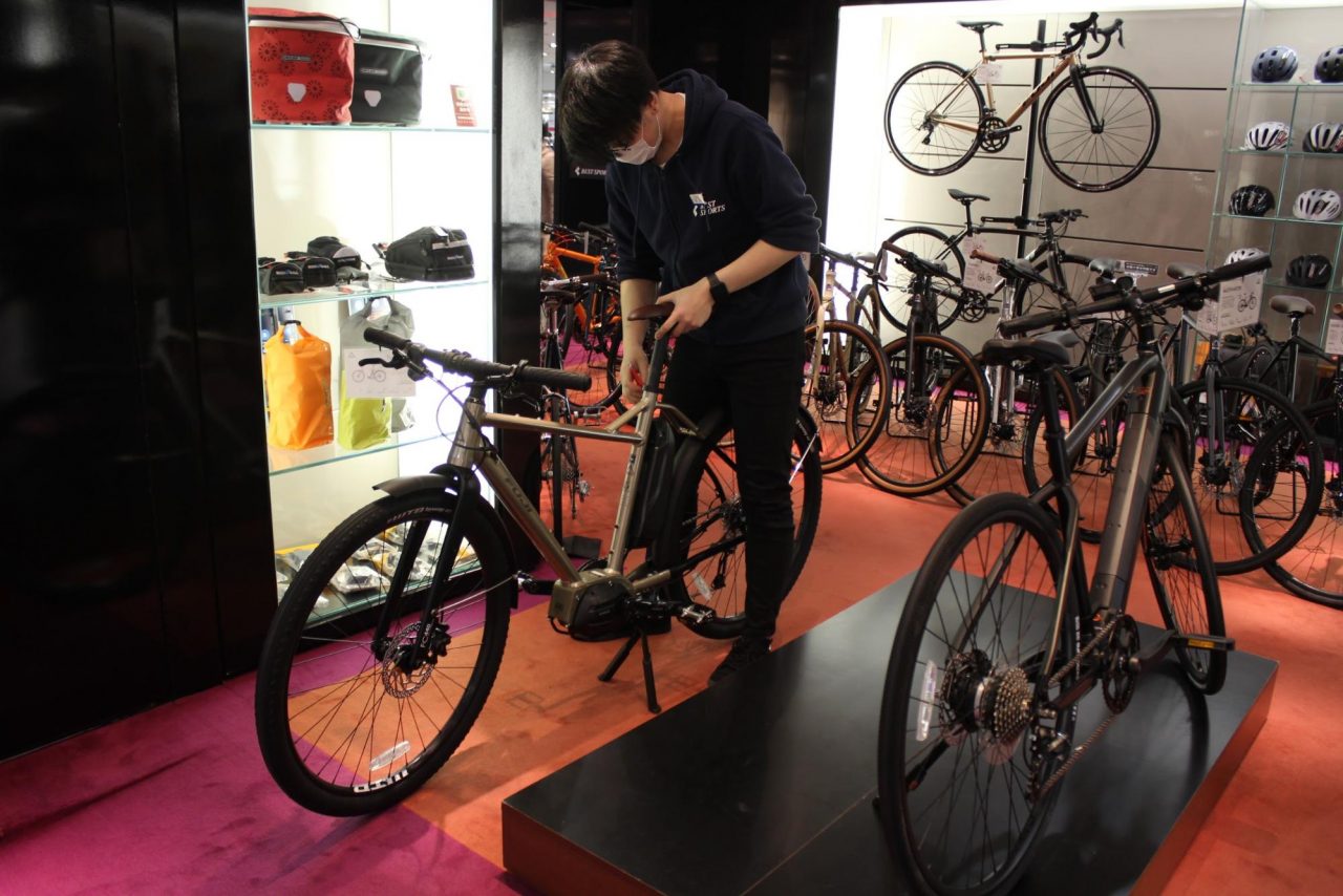 フレームにバッテリーが内蔵されている「MOTIVATOR」(写真右)は電動アシスト自転車に見えないスタイリッシュさがポイント