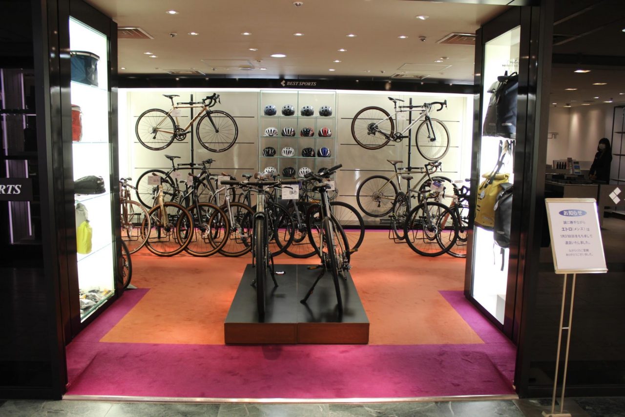 期間限定の「FUJI」ポップアップショップ。床は絨毯敷きでラグジュアリーな雰囲気で自転車が選べます。